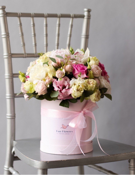 Ziedi cepuru kastē ar rozēm un lizinantiem, ko papildina peoniju rozes